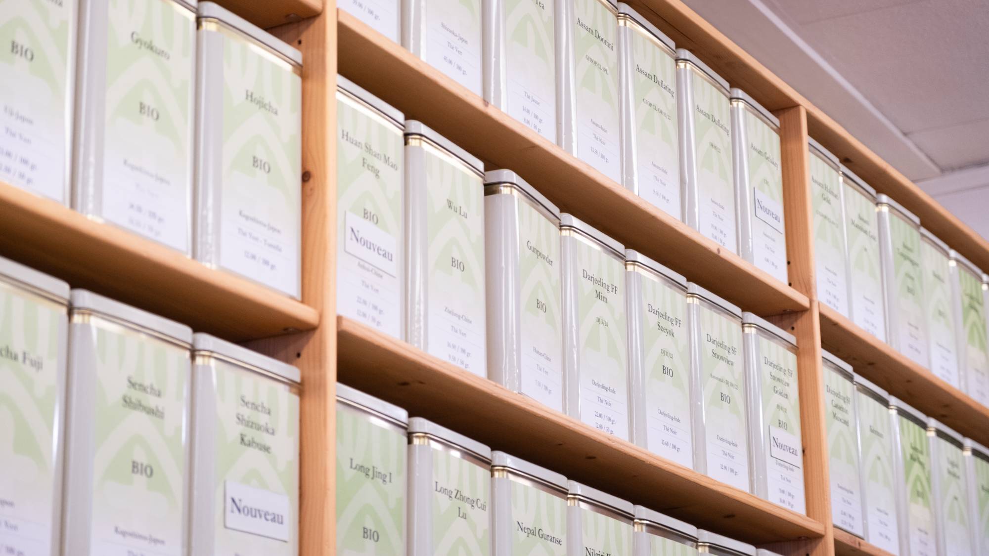 Un assortiment de boîtes de thés.