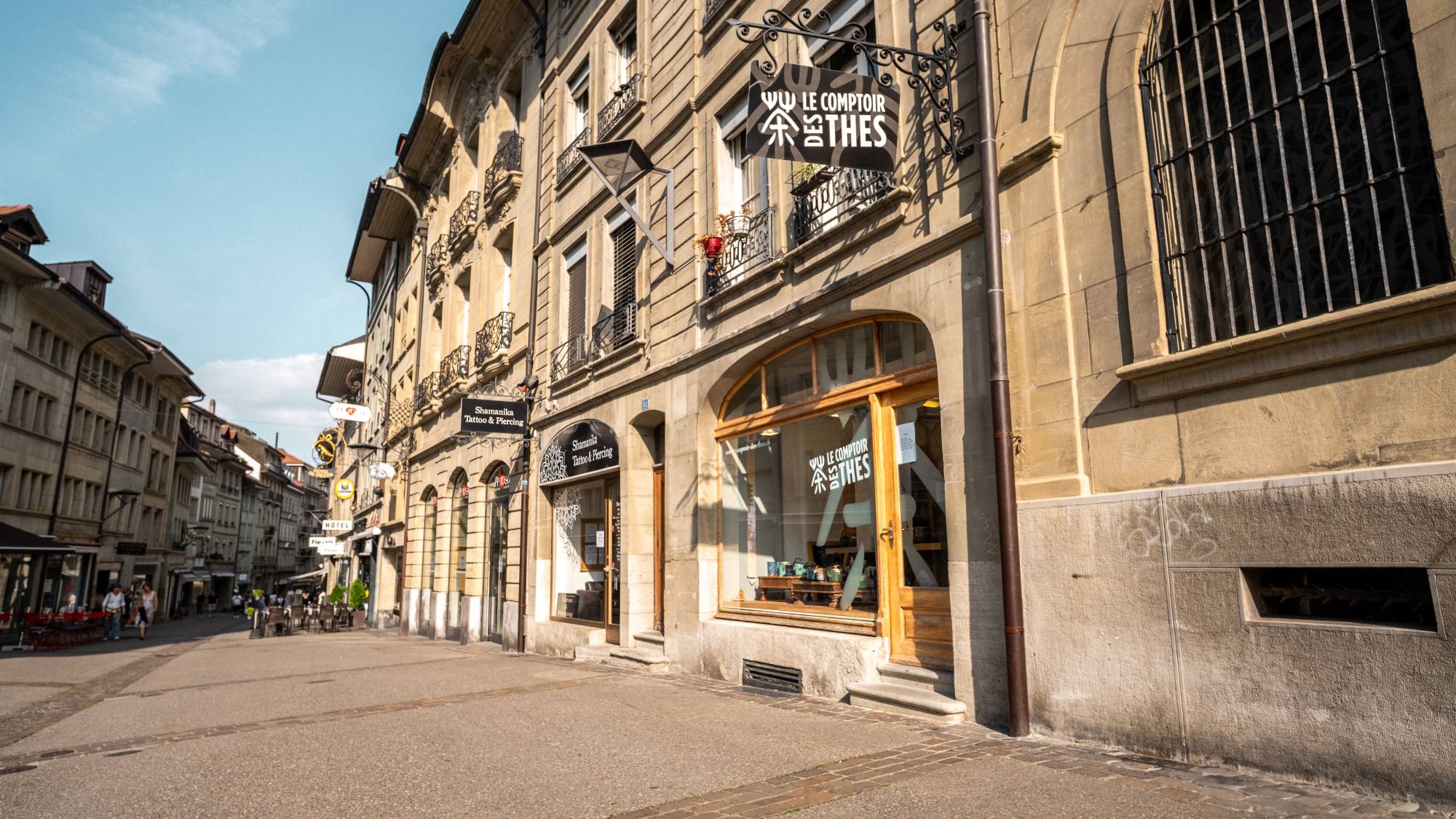 La vitrine de la boutique du Comptoir des thés à Fribourg à la rue de Lausanne.