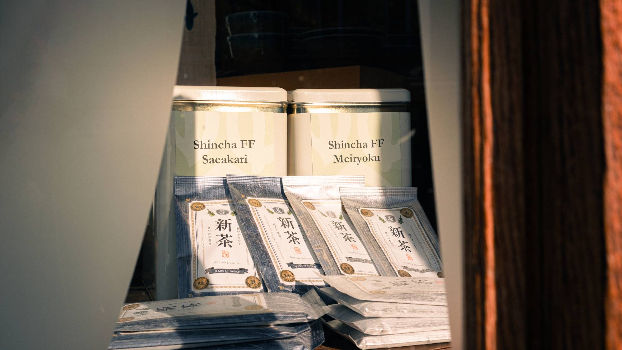 Une sélection de différents thés mis en scène dans la vitrine.