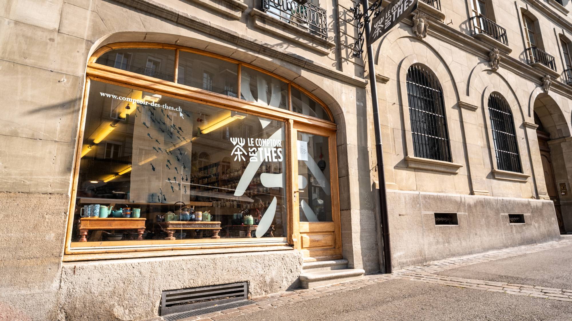 Photographie de la devanture de la boutique.