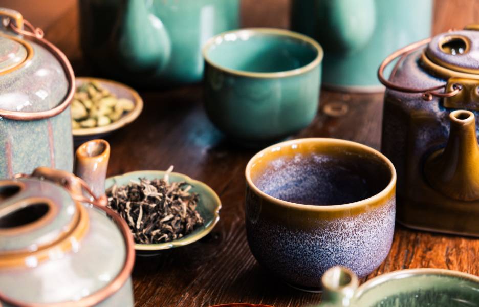 Des théières zaozam mises en place sur une table en bois.