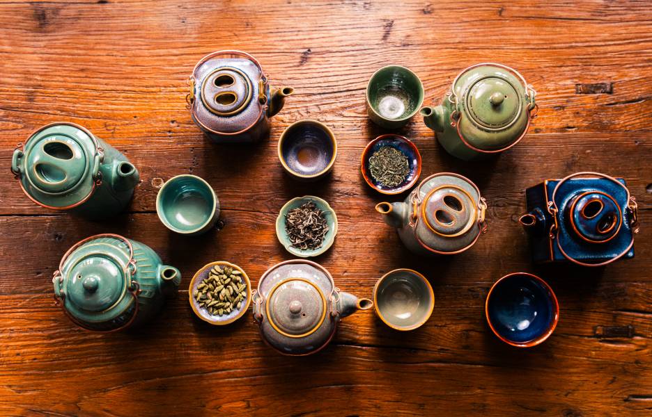 Des théières zaozam mises en place sur une table en bois.