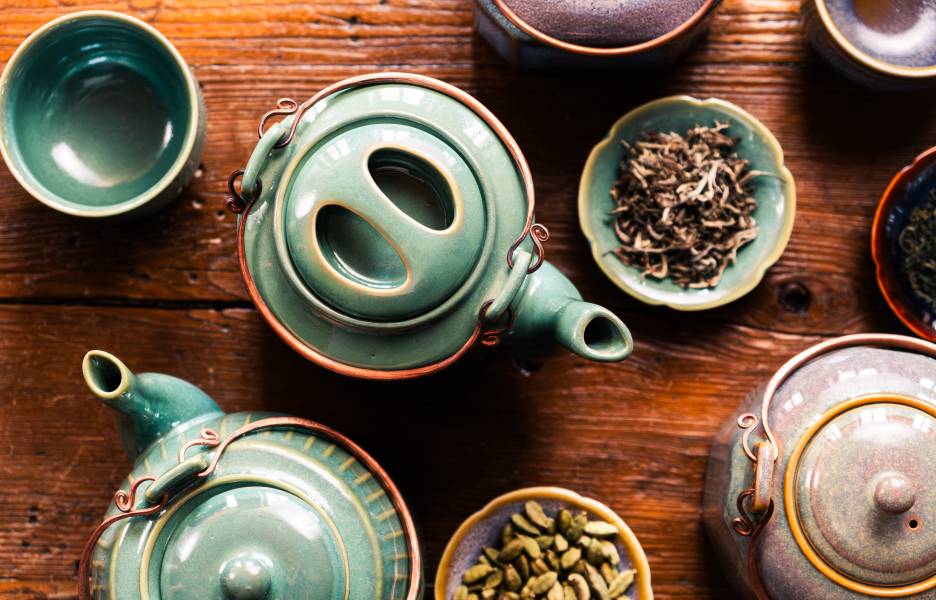 Des théières zaozam mises en place sur une table en bois.
