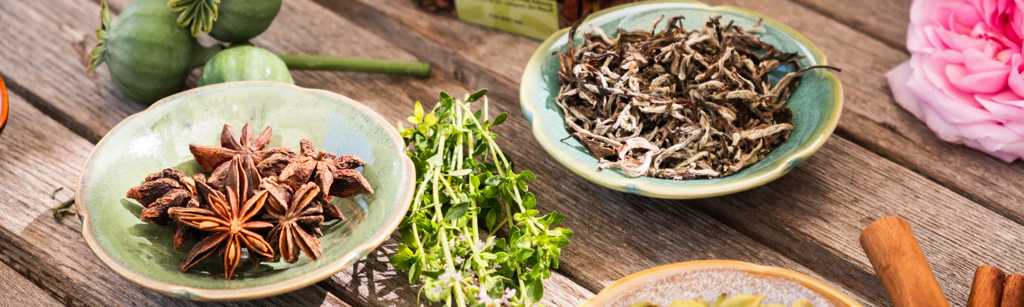 Un assortiment de thés, d'ingrédients.